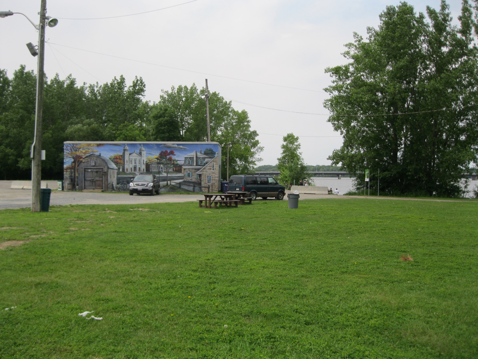 Murale du vieux village et aire de pique-nique au parc de la Fabrique-Sainte-Rose, à Laval