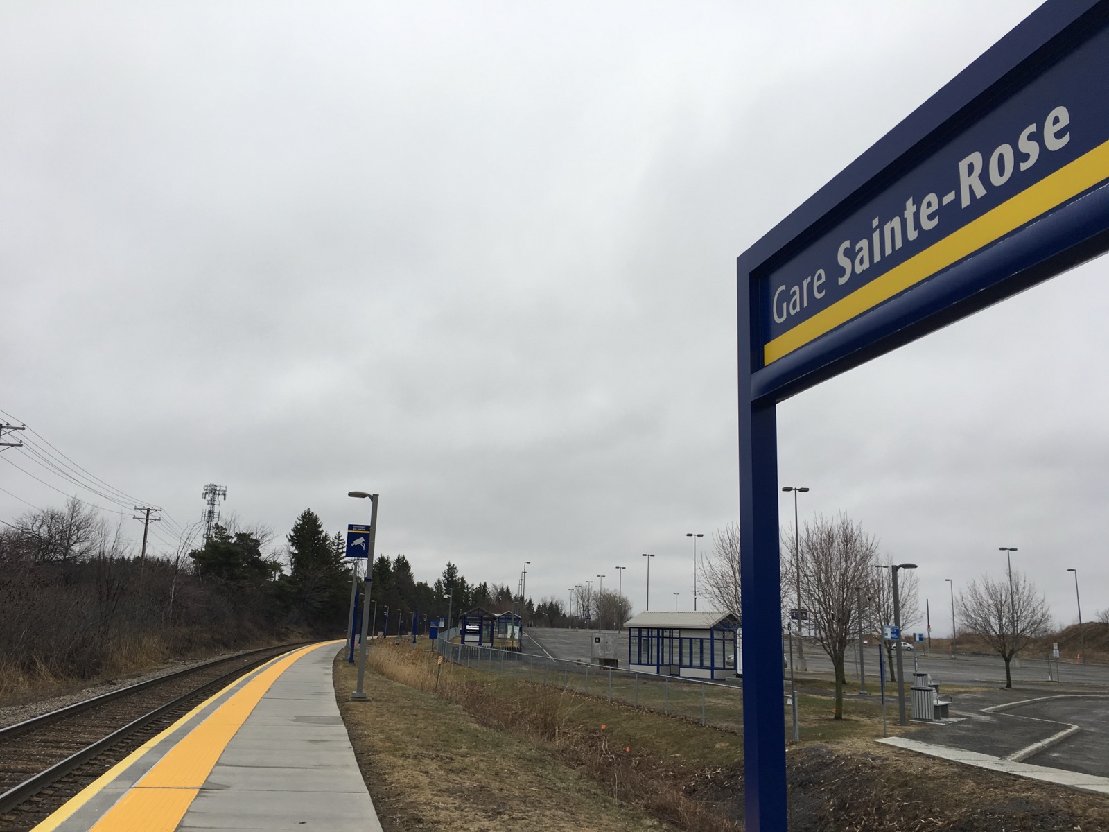 L'affiche et le quai de la gare Sainte-Rose, sur la ligne exo Saint-Jérôme, à Laval