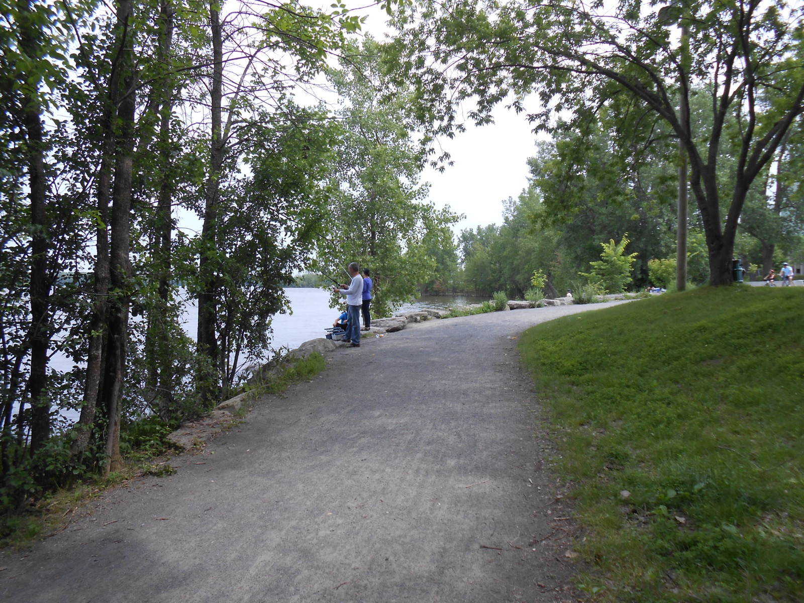 Sentier au bord de l'eau au parc de la Fabrique-Sainte-Rose, à Laval