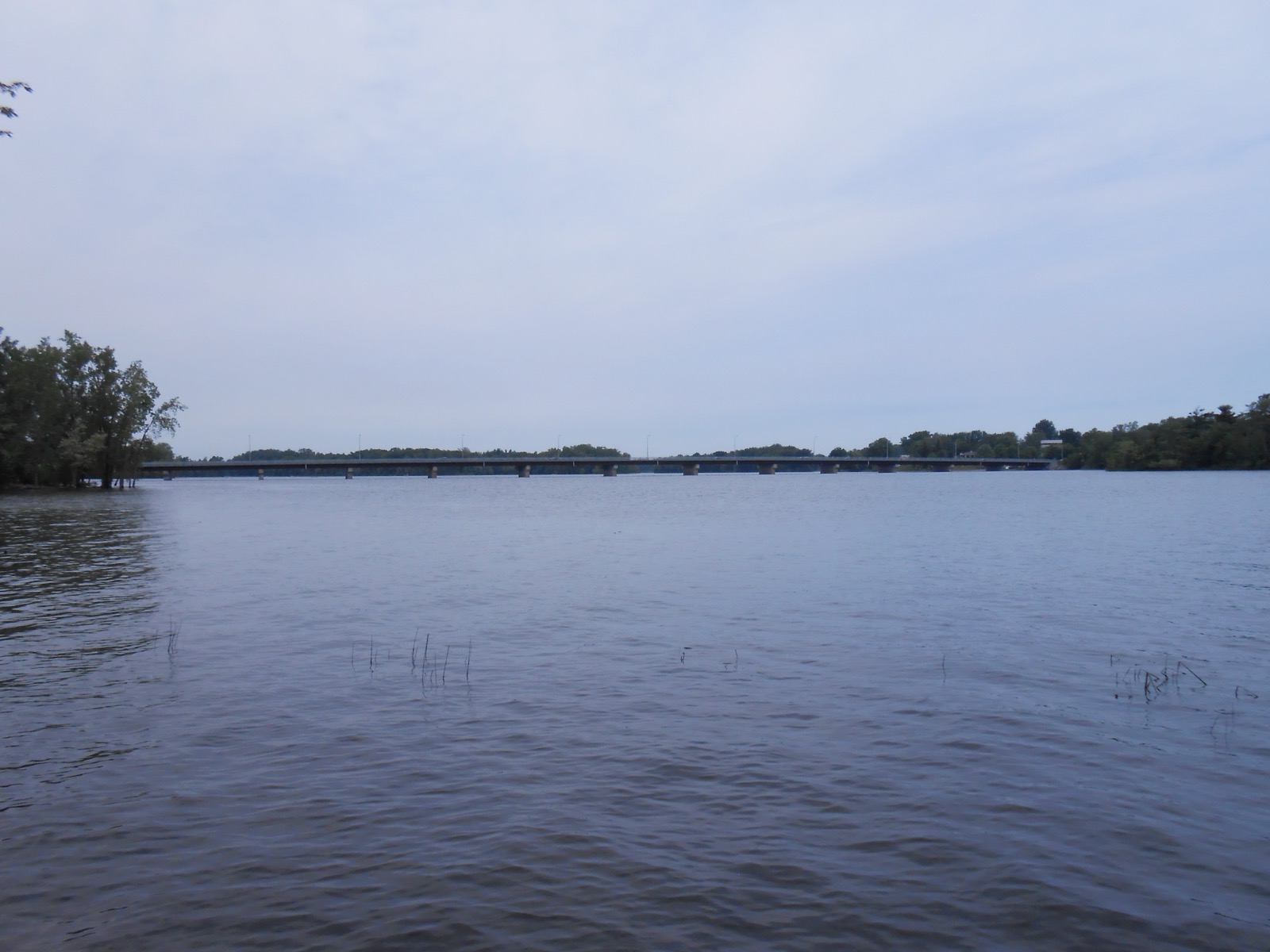 Le pont Marius-Dufresne vu depuis la berge de la rivière des Mille Îles, à Sainte-Rose