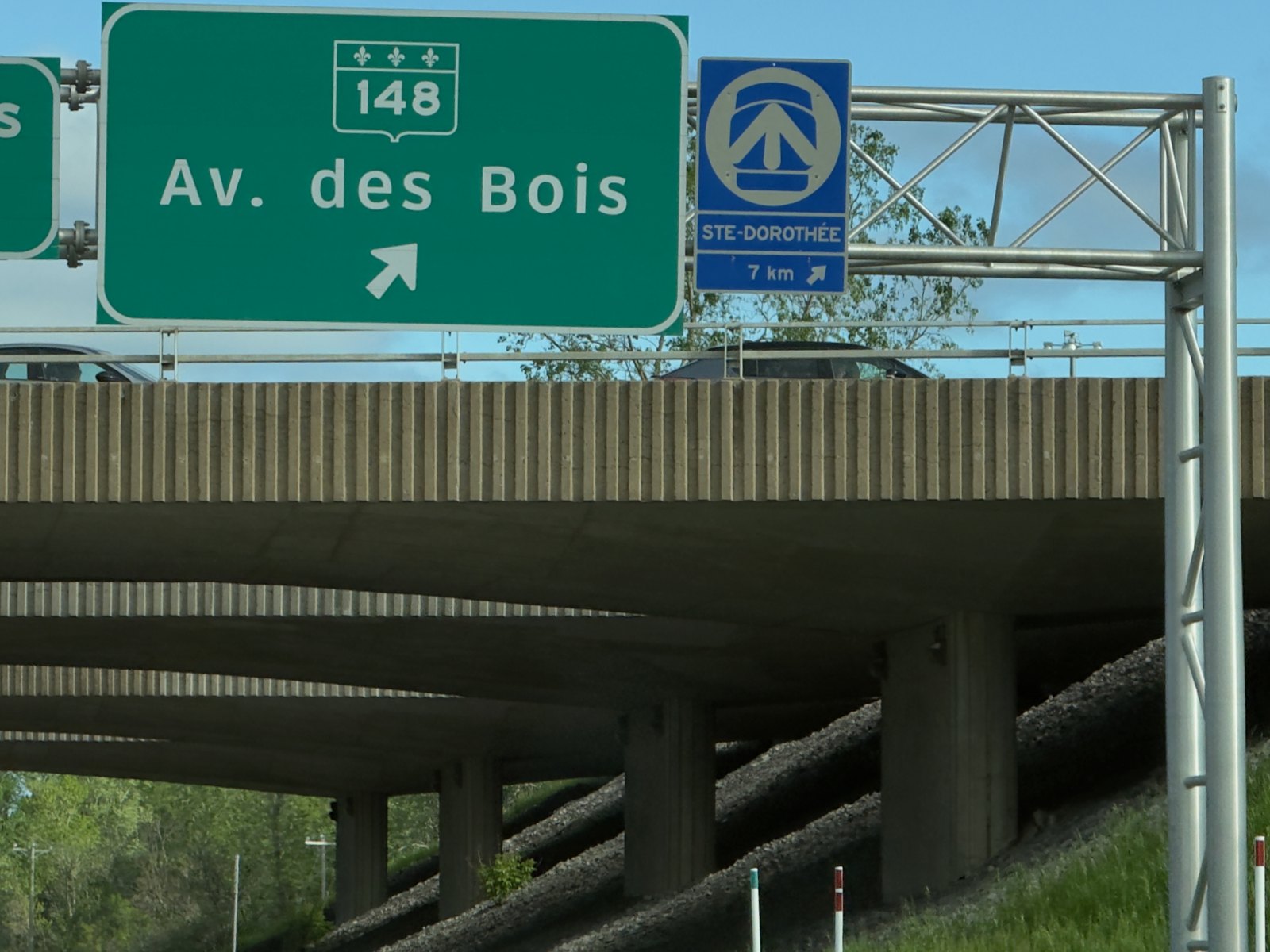 Panneau indiquant la gare Sainte-Dorothée à la sortie 15 de l'autoroute 13, à Laval