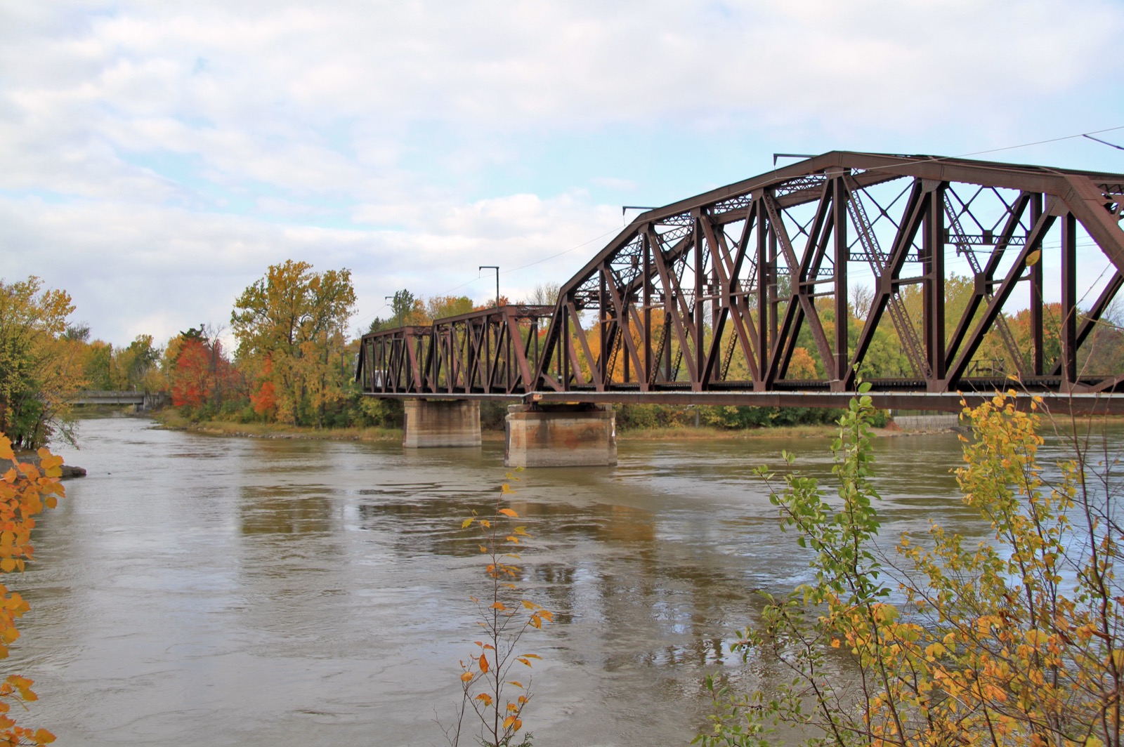 Le pont ferroviaire de l'île Bigras au-dessus de la rivière des Prairies, en automne