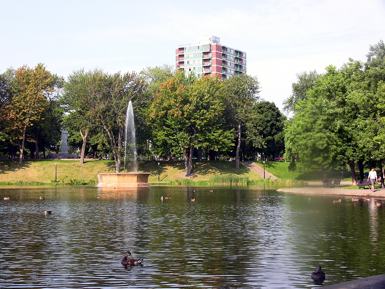 L'étang et la fontaine du parc La Fontaine en été