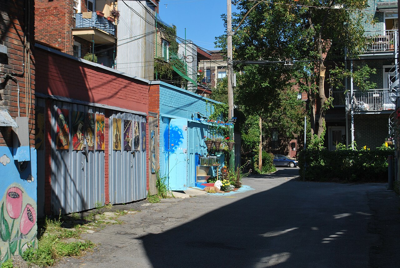 Ruelle verte Brébeuf–Saint-Joseph, verdure et garages peints