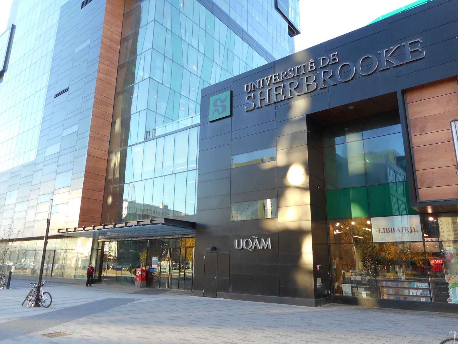 L'entrée du campus de Longueuil de l'Université de Sherbrooke, à la place Charles-Le Moyne