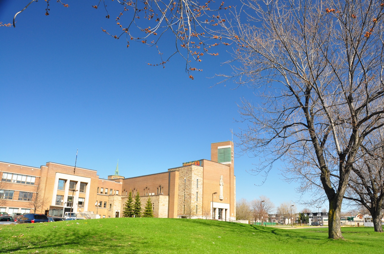 Le cégep Édouard-Montpetit et sa pelouse à Longueuil