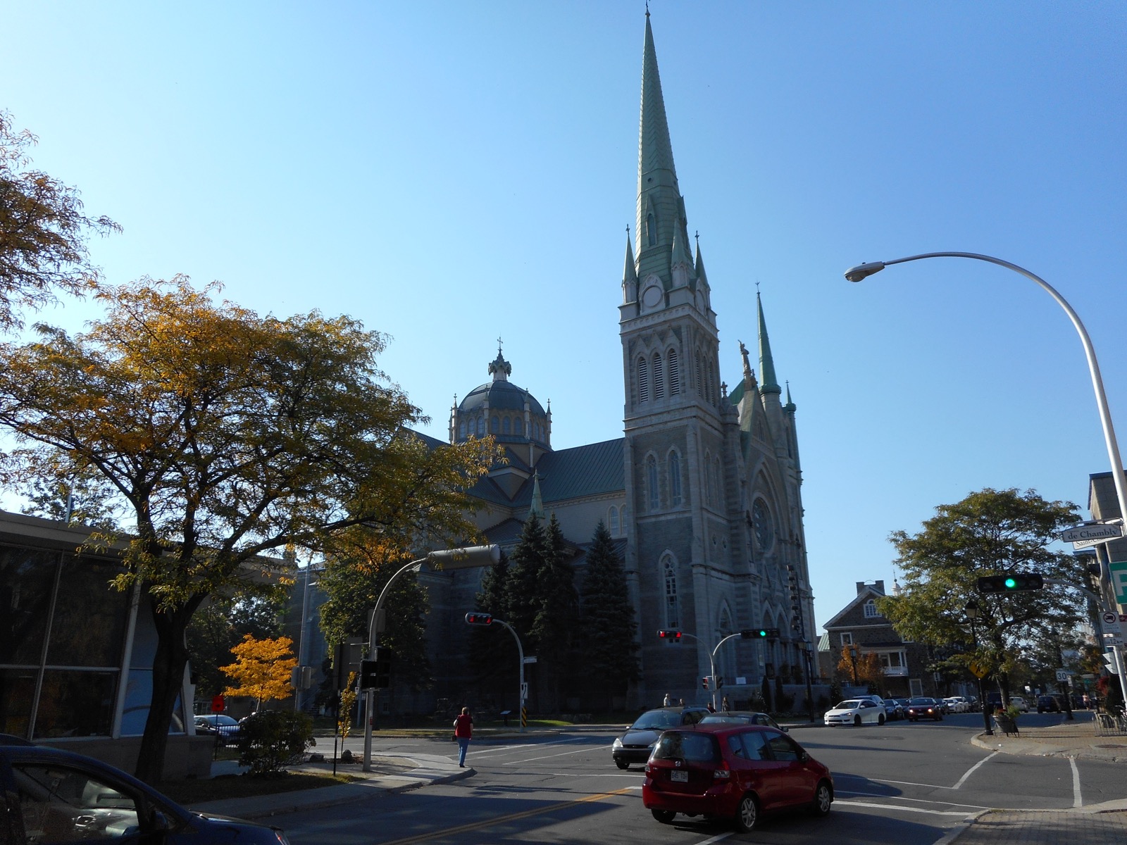 La cocathédrale Saint-Antoine-de-Padoue vue du coin de la rue Saint-Charles