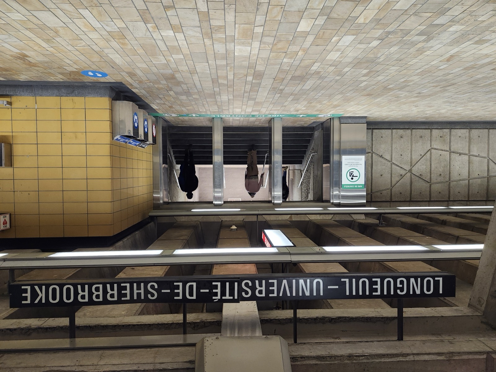 L'entrée des tourniquets de la station de métro Longueuil, Université-de-Sherbrooke