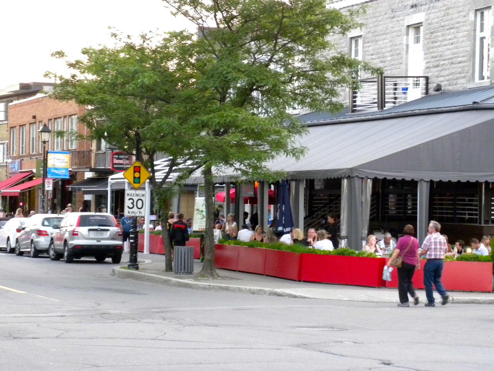 Terrasses animées sur la rue Saint-Charles Ouest dans le Vieux-Longueuil