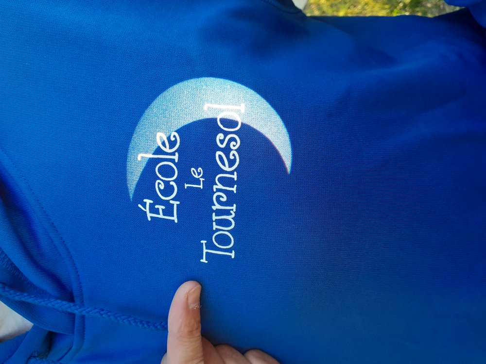 Le croissant de l'éclipse de juin 2021 projeté sur un chandail de l'école Le Tournesol, à Lorraine