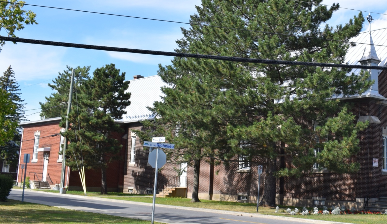 L'église du Sacré-Cœur-de-Jésus au coin du chemin du Richelieu et de la rue de l'Église, à McMasterville