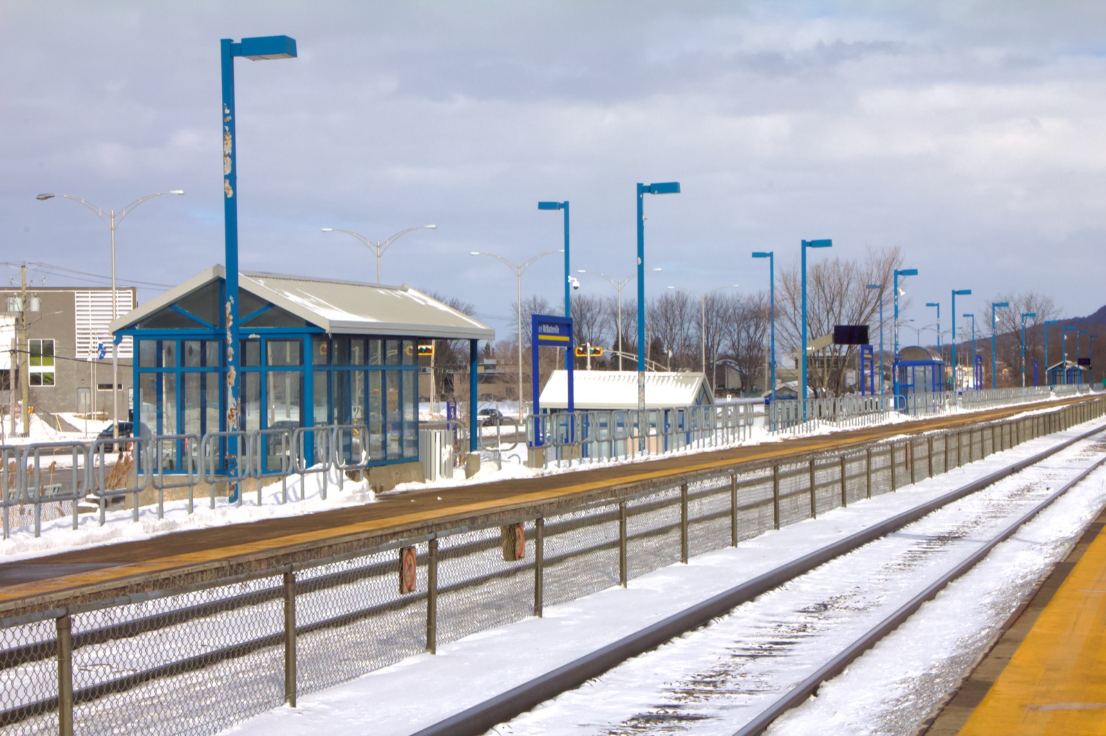 Le quai de la gare McMasterville du réseau exo en hiver, avec le mont Saint-Hilaire au loin