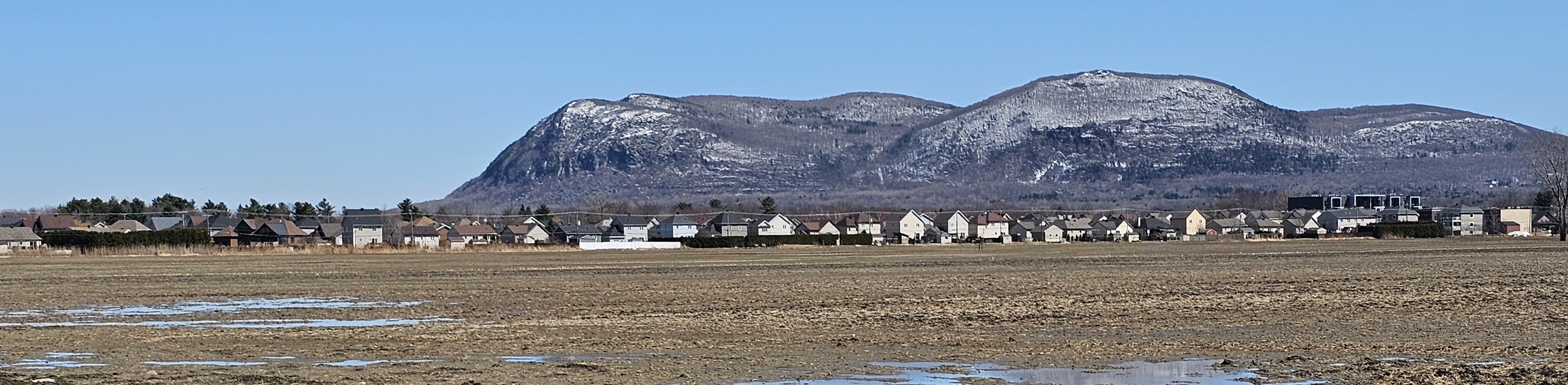 Le mont Saint-Hilaire derrière les maisons de McMasterville, vu du rang des Trente
