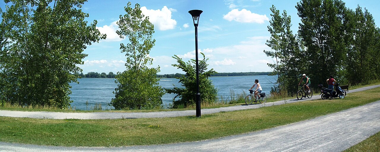 La piste cyclable du parc de la Promenade-Bellerive, au bord du fleuve Saint-Laurent