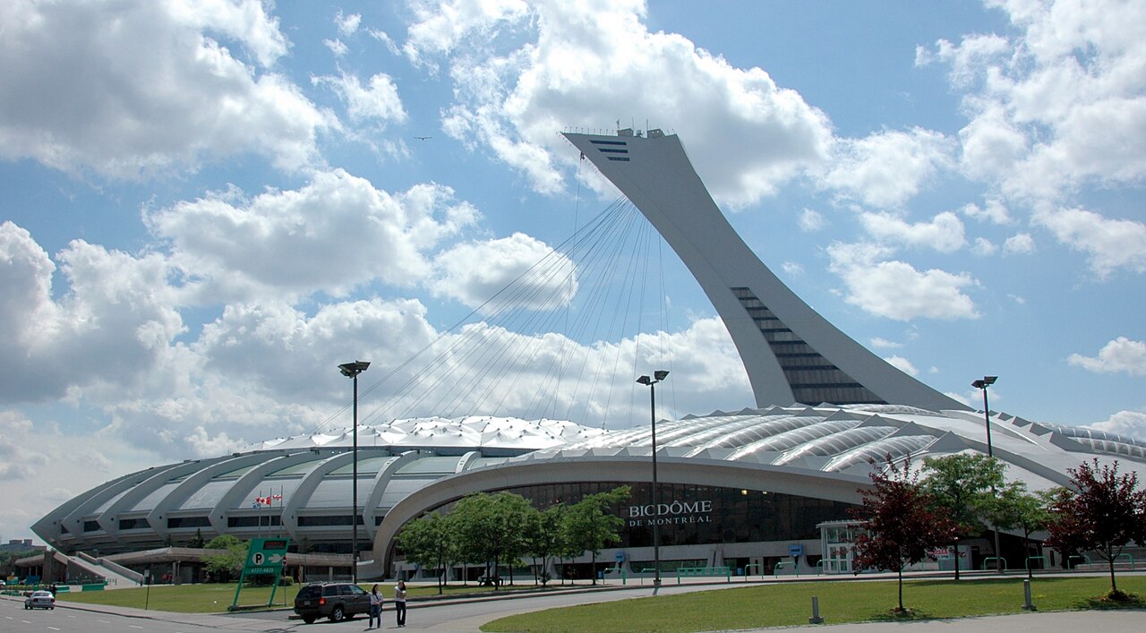 Le Biodôme de Montréal avec la tour inclinée du Stade olympique en arrière-plan