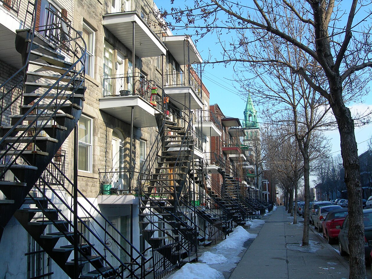 Plex de brique typiques avec escaliers extérieurs, rue Dézéry, Hochelaga-Maisonneuve