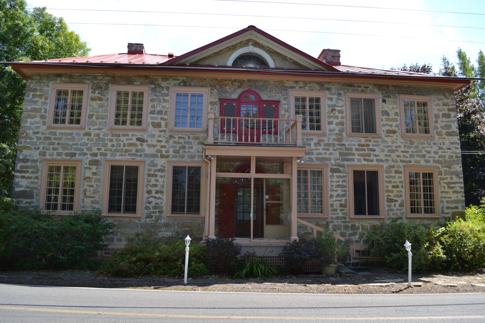 La façade en pierre de la maison Sauvageau-Sweeny, immeuble patrimonial classé à Mercier