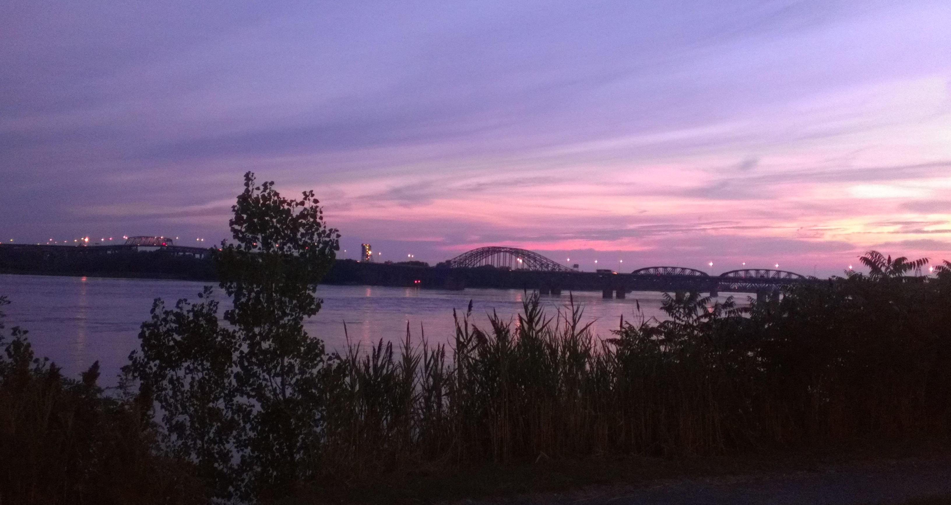 Le pont Honoré-Mercier au coucher du soleil, sur le chemin entre Mercier et Montréal
