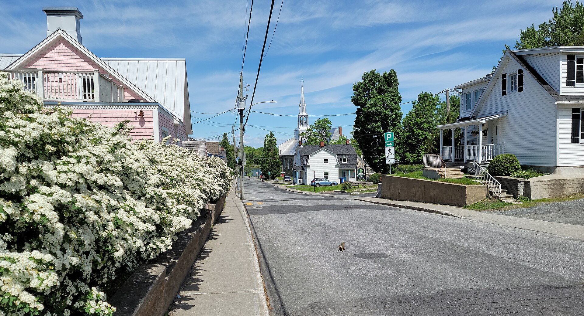 La rue Sainte-Anne dans le Vieux-Village de Mont-Saint-Hilaire, avec l'église en arrière-plan