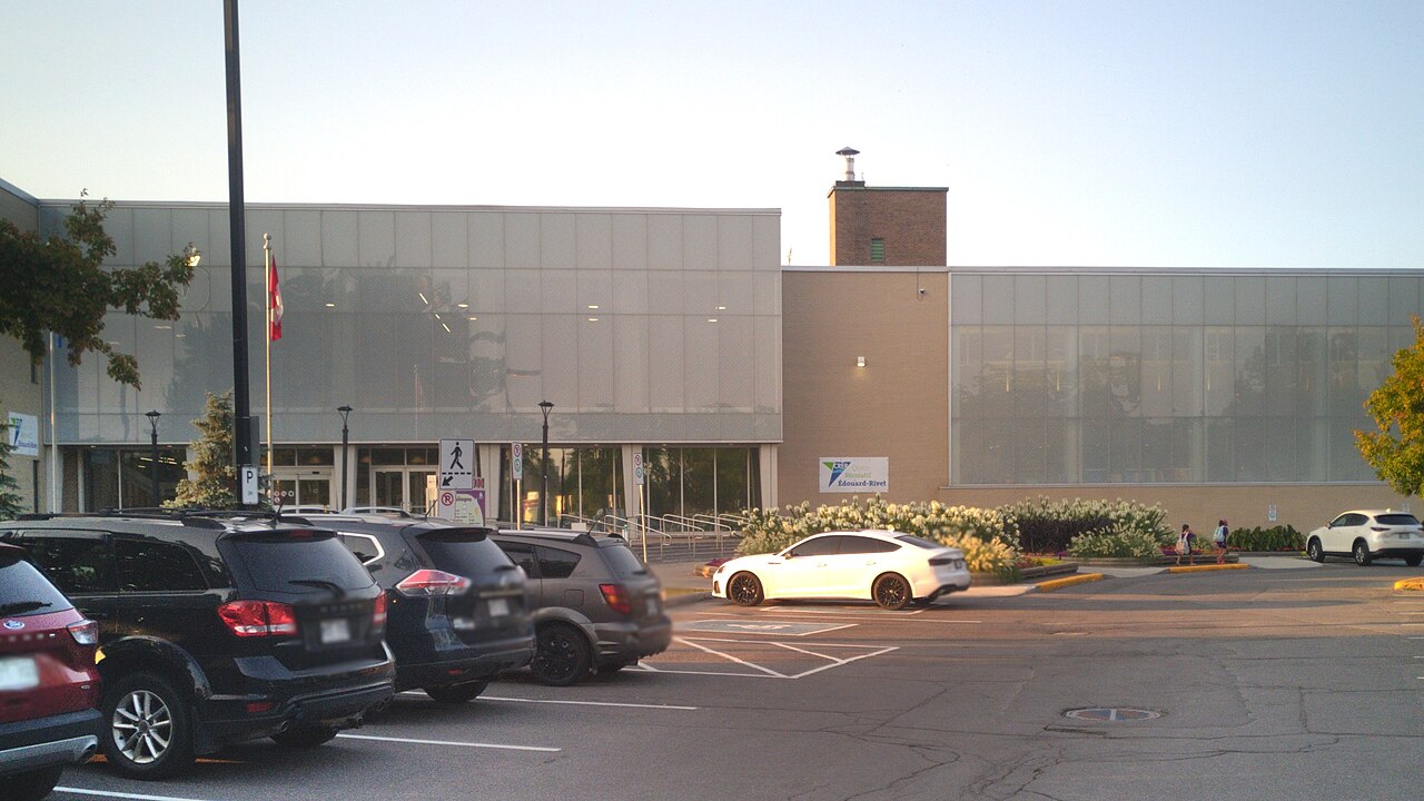 Le bâtiment d'entrée du Centre récréatif Édouard-Rivet à Montréal-Est