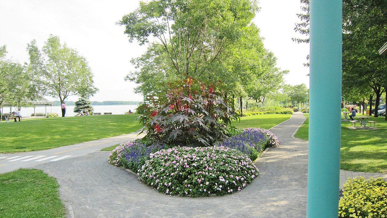 Promenade fleurie le long du fleuve Saint-Laurent, face aux îles de Boucherville, au parc de l'Hôtel-de-Ville de Montréal-Est