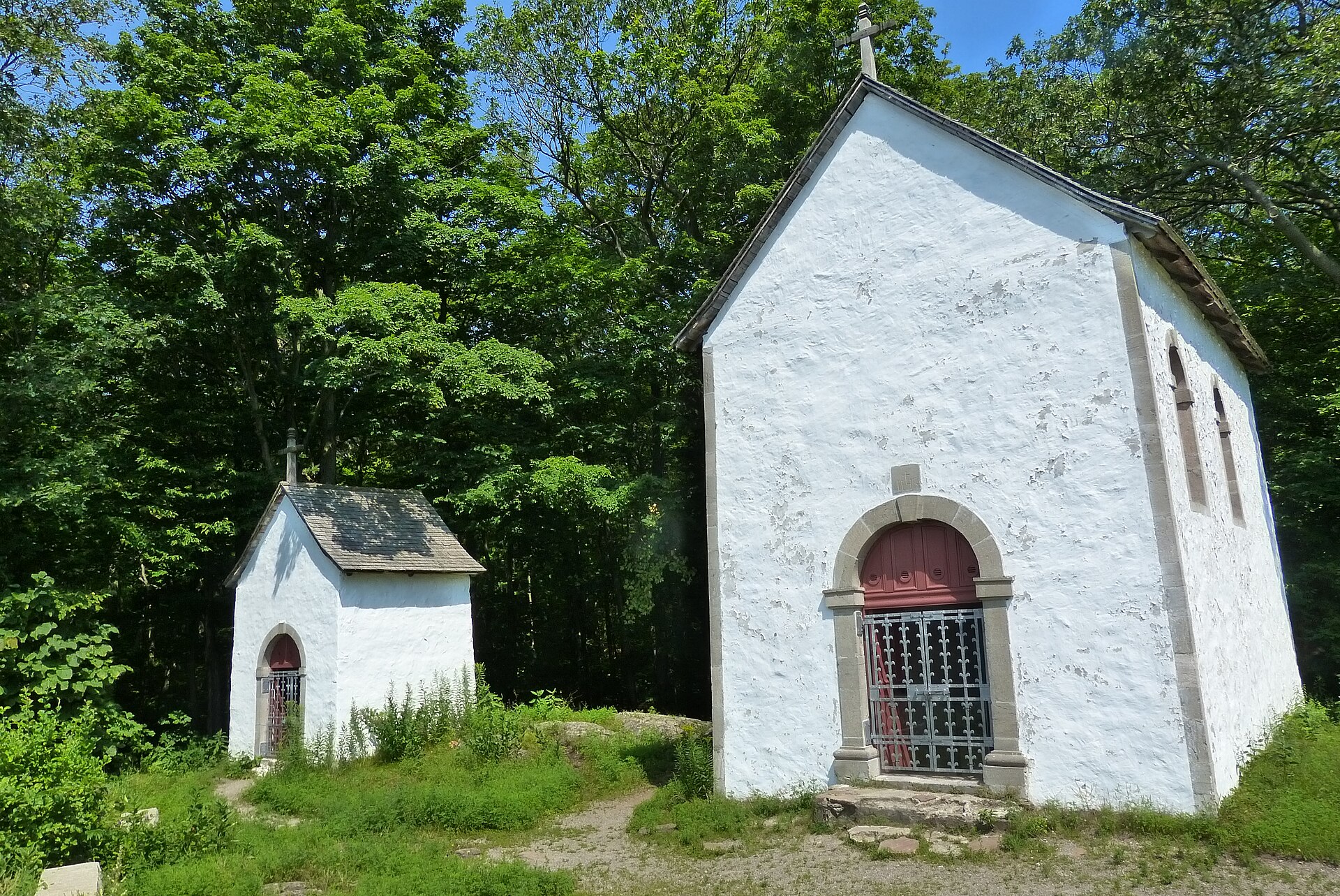 Deux des chapelles de pierre blanchie du calvaire d'Oka, au sommet de la colline