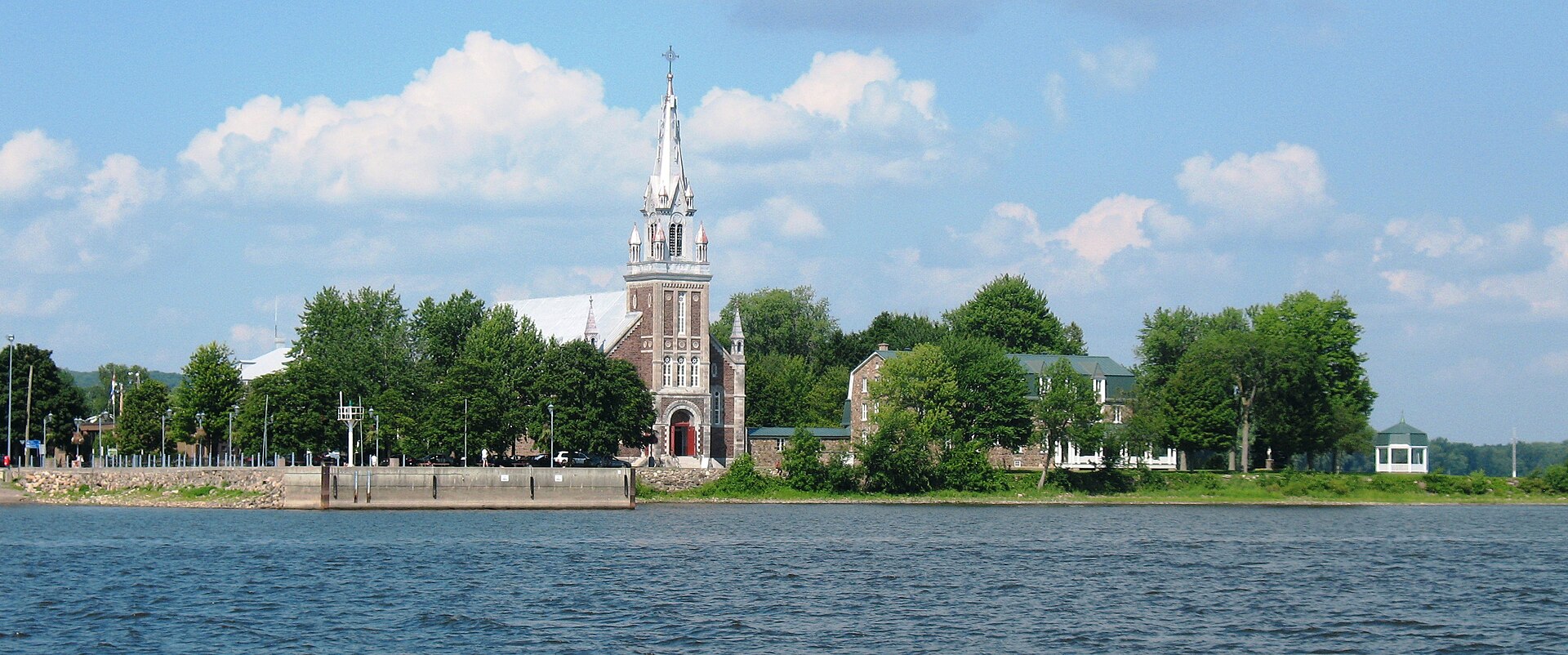 Le noyau villageois d'Oka et l'église de L'Annonciation, vus du lac des Deux Montagnes