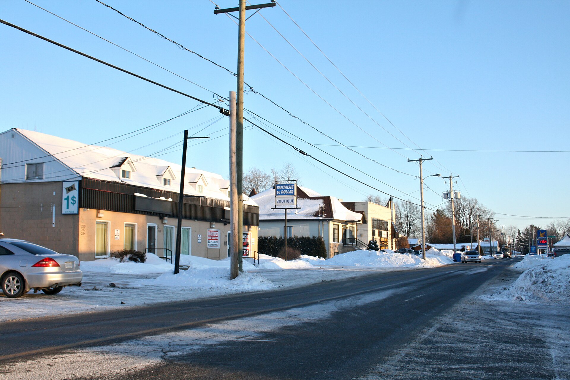 Commerces le long de l'artère principale de Pointe-Calumet, un matin d'hiver