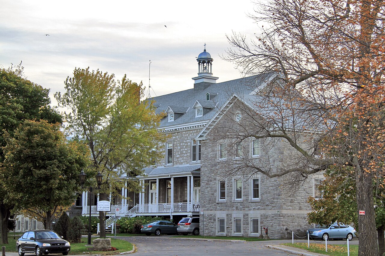 Le bâtiment du couvent Notre-Dame-du-Vieux-Moulin (1867), sur la pointe historique de Pointe-Claire