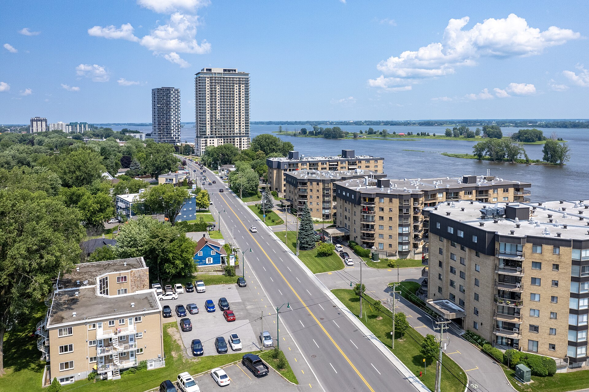 Vue aérienne de la rue Notre-Dame et des tours résidentielles au bord du fleuve, à Repentigny