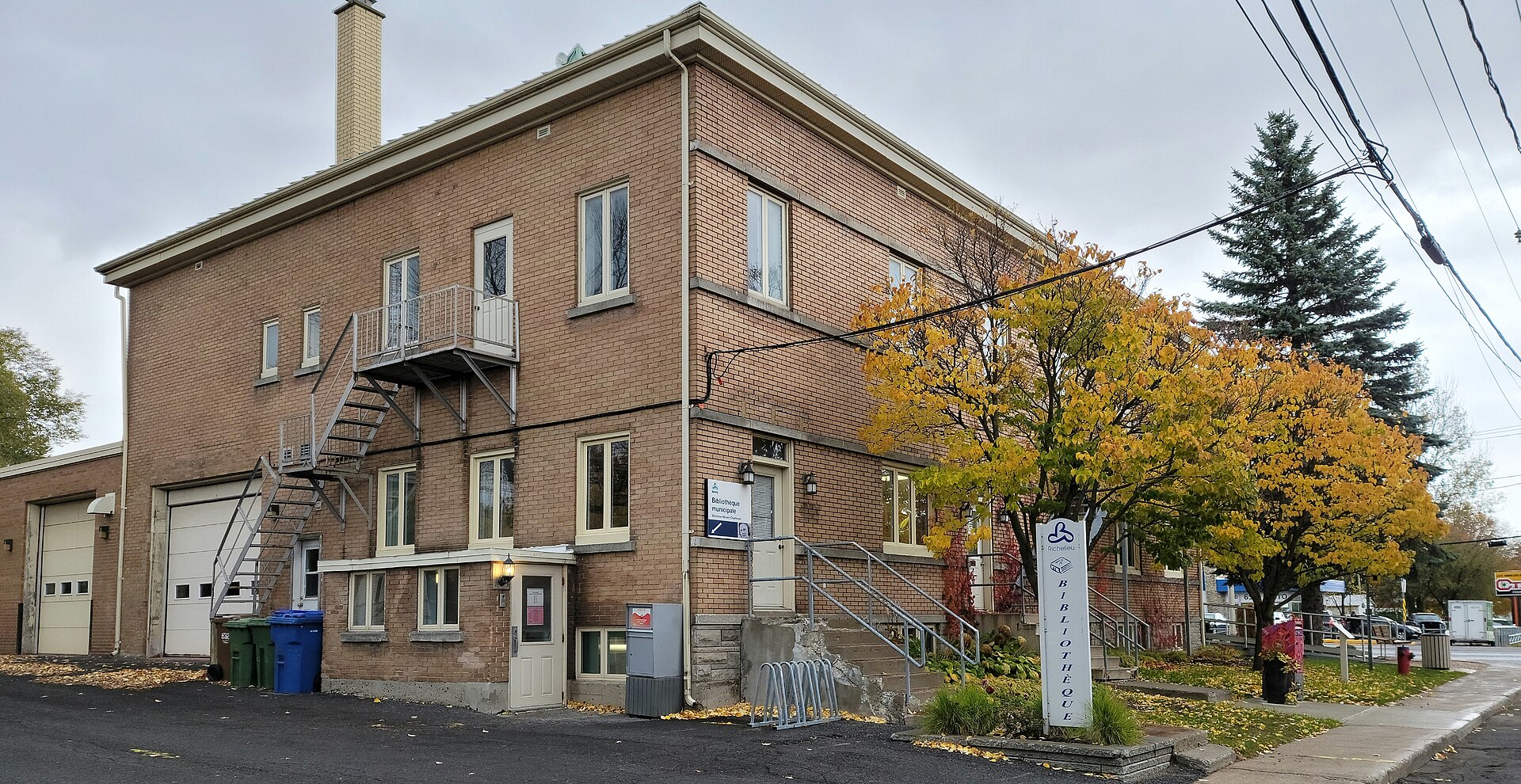La bibliothèque municipale de Richelieu, un bâtiment de brique au cœur du village