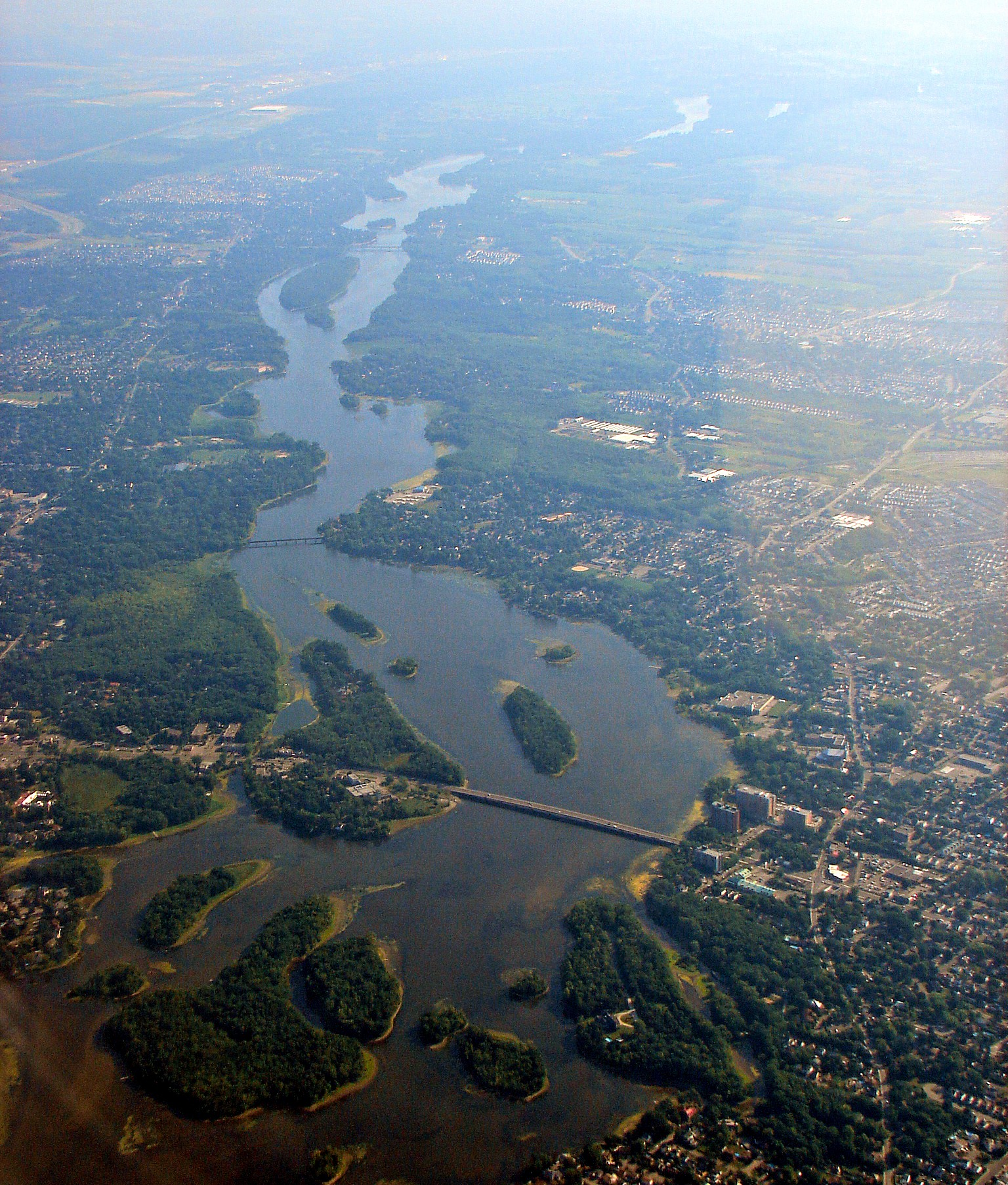 Vue aérienne de la rivière des Mille Îles et de ses îles boisées, avec le pont Marius-Dufresne qui relie Laval à Rosemère