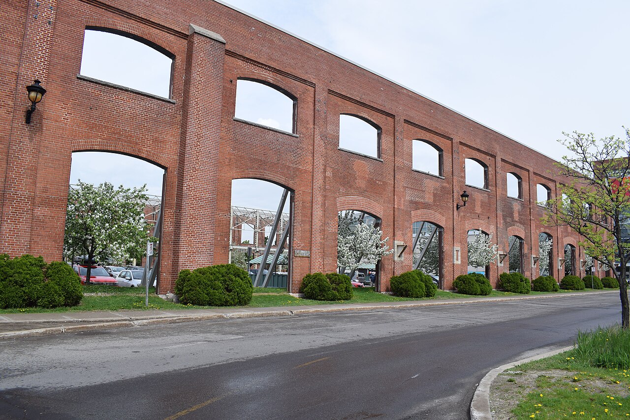 Mur de brique patrimonial des anciens ateliers Angus du Canadien Pacifique