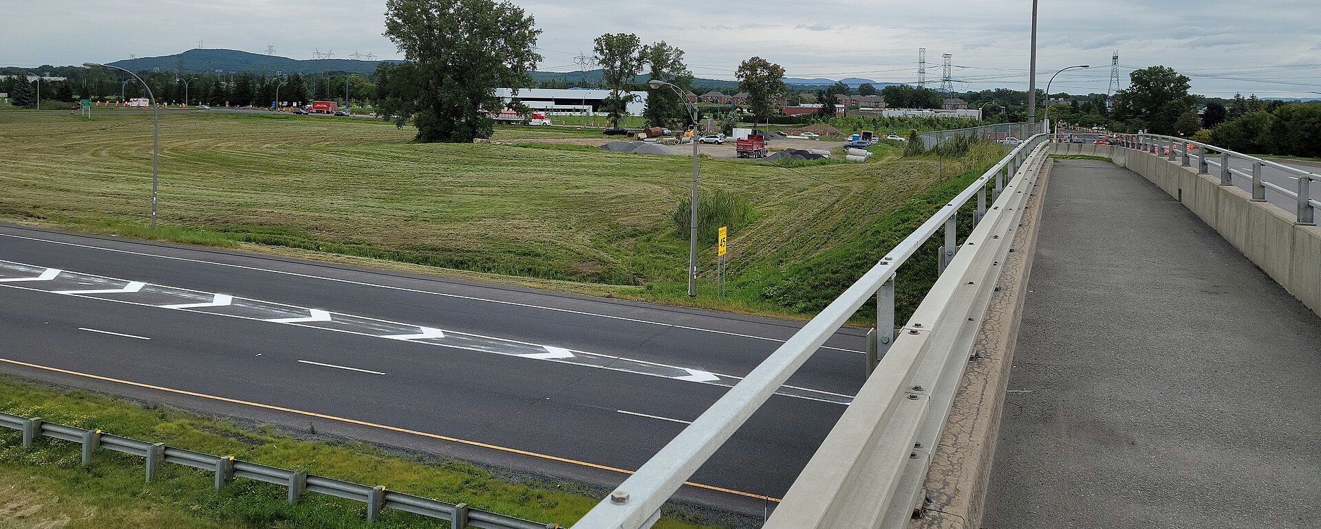 L'autoroute 30 vue du passage piétonnier du viaduc du boulevard Clairevue Ouest, avec le mont Saint-Bruno au loin