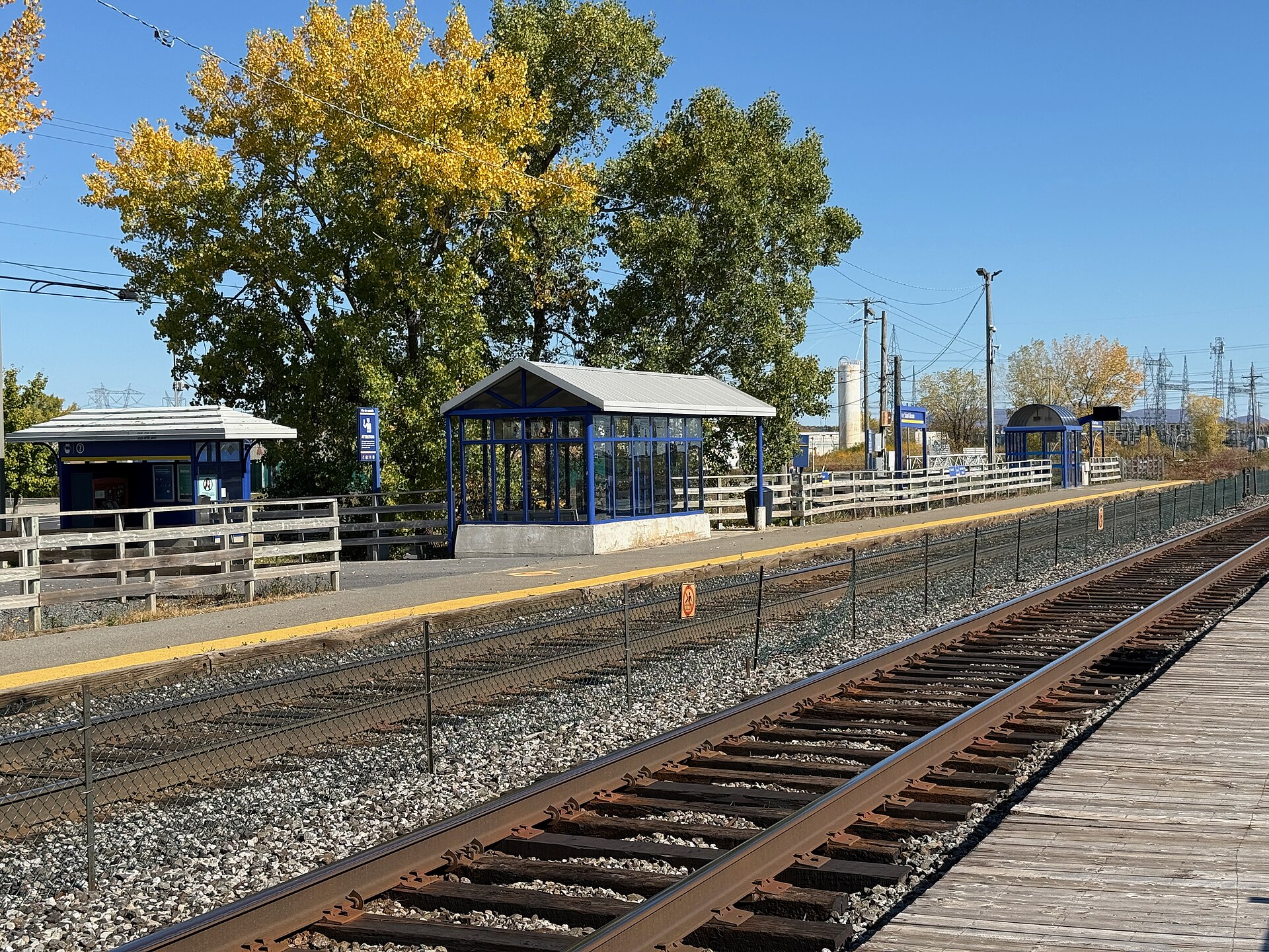 Le quai et les abris de la gare Saint-Bruno, sur la ligne exo Mont-Saint-Hilaire