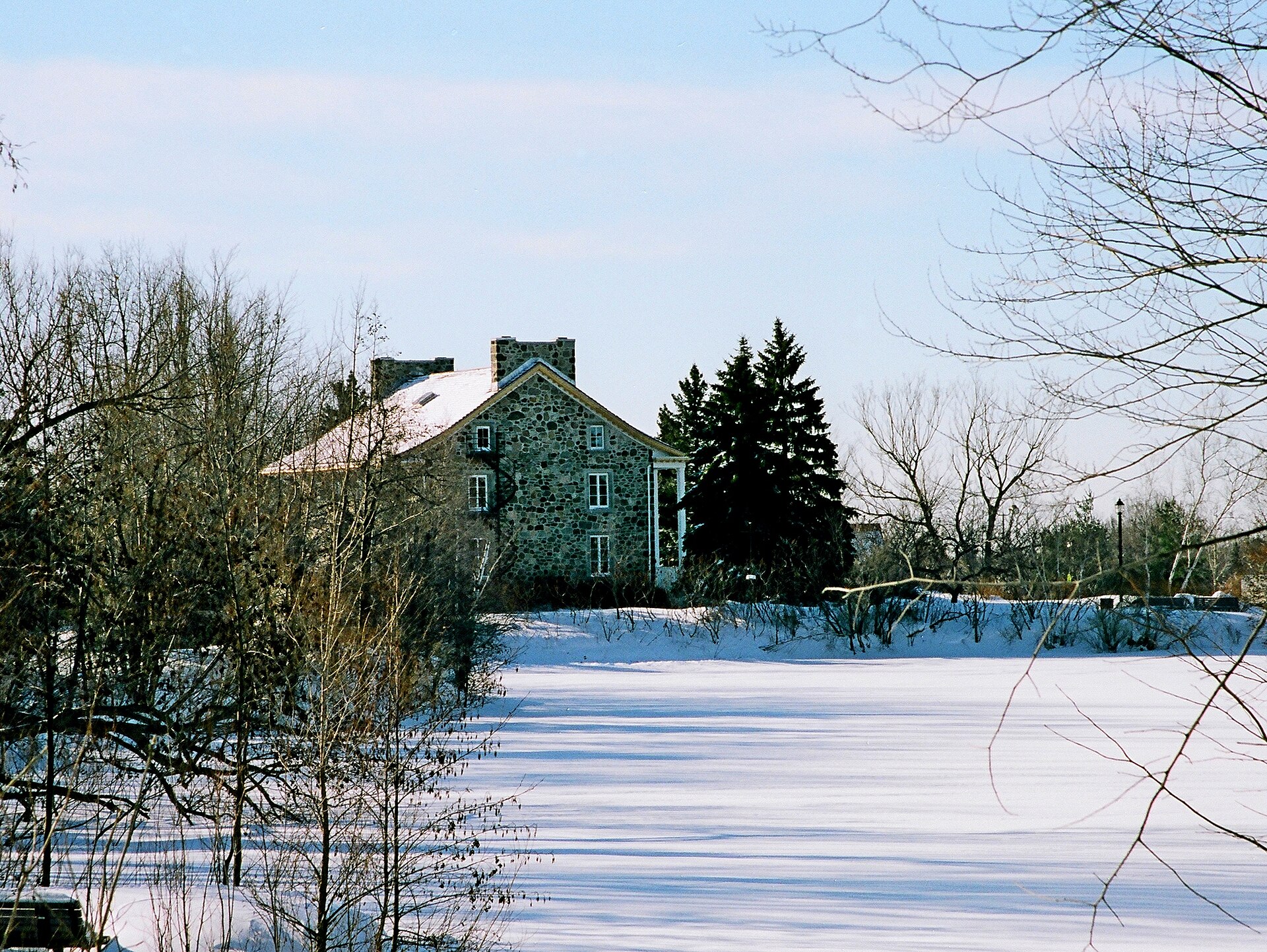 Le Vieux Presbytère de 1851 au bord du lac du Village gelé, en hiver