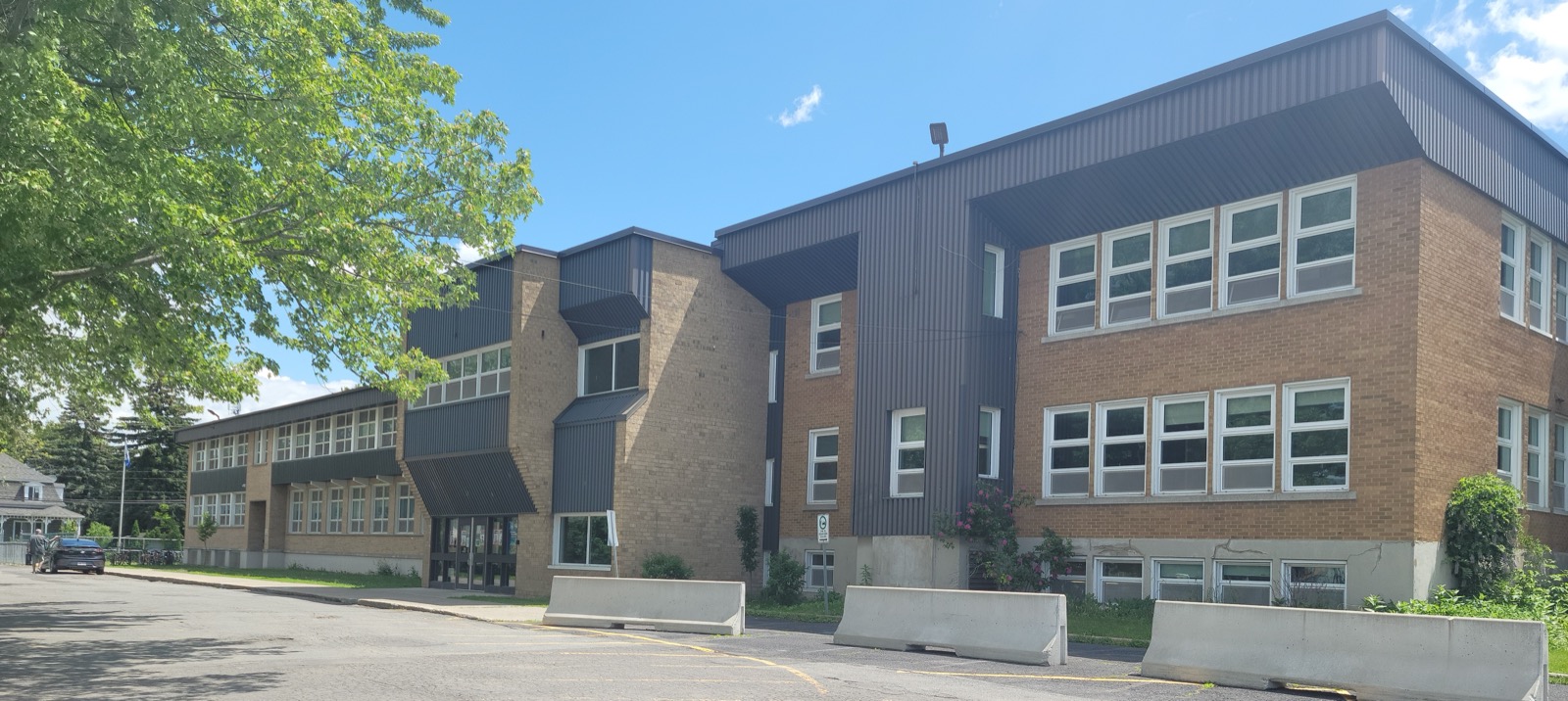 L'école primaire de l'Amitié, derrière l'hôtel de ville de Saint-Jean-Baptiste
