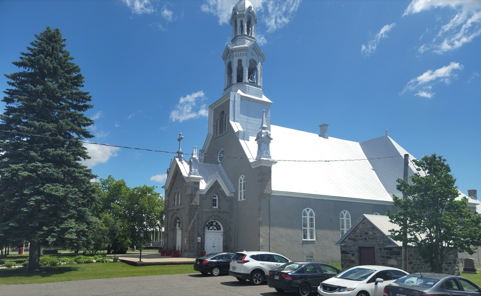 La façade et le clocher de l'église de Saint-Jean-Baptiste, au cœur du village