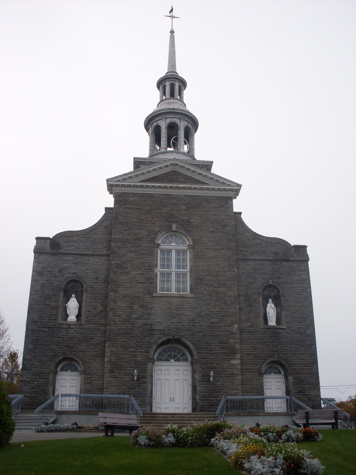 Façade en pierre grise de l'église de Saint-Joseph-du-Lac, construite en 1880