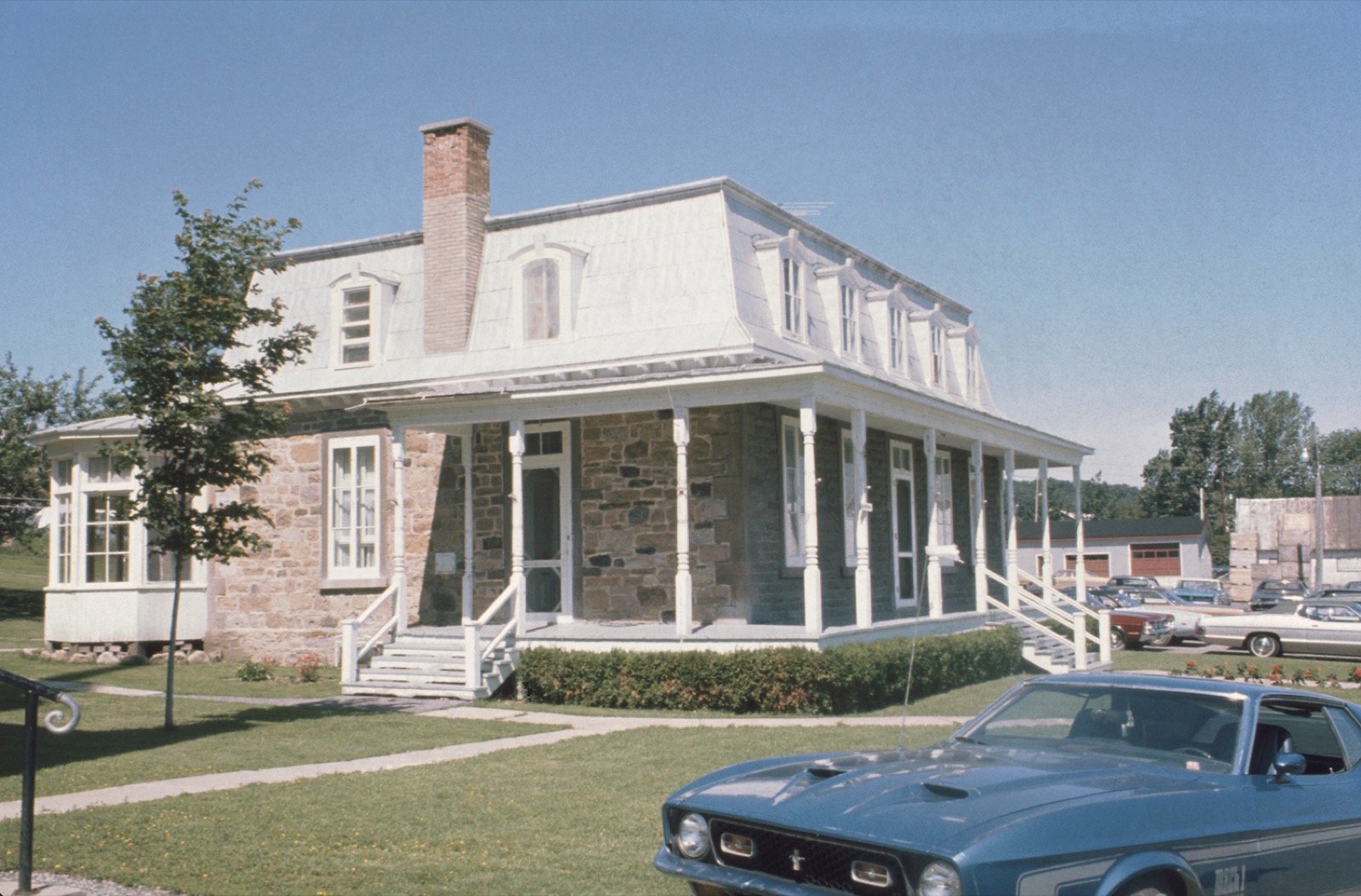 Le presbytère de Saint-Joseph-du-Lac photographié en 1974