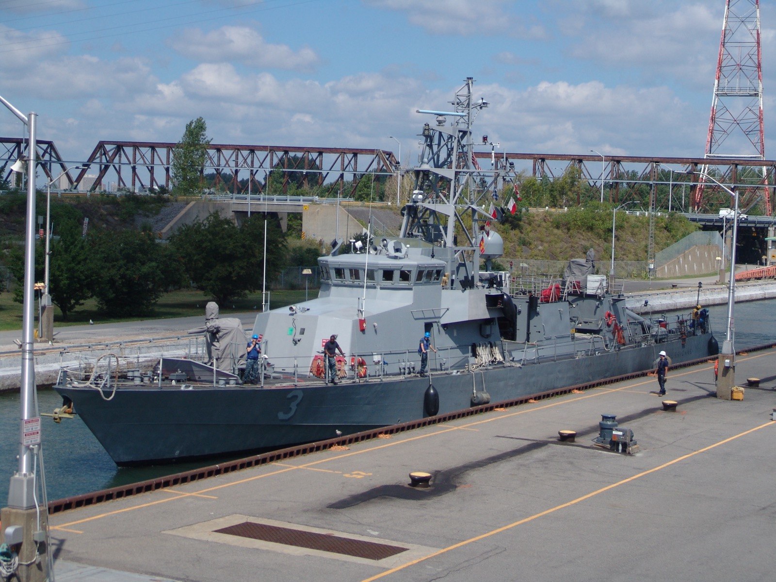 Un navire dans l'écluse de Saint-Lambert, porte d'entrée de la Voie maritime du Saint-Laurent