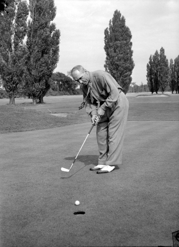 Golfeur au club de golf Saint-Lambert dans les années 1940, photo d'archives de Conrad Poirier