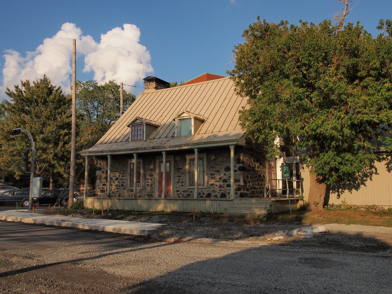 La maison Marsil, maison en pierre des champs sur la rue Riverside