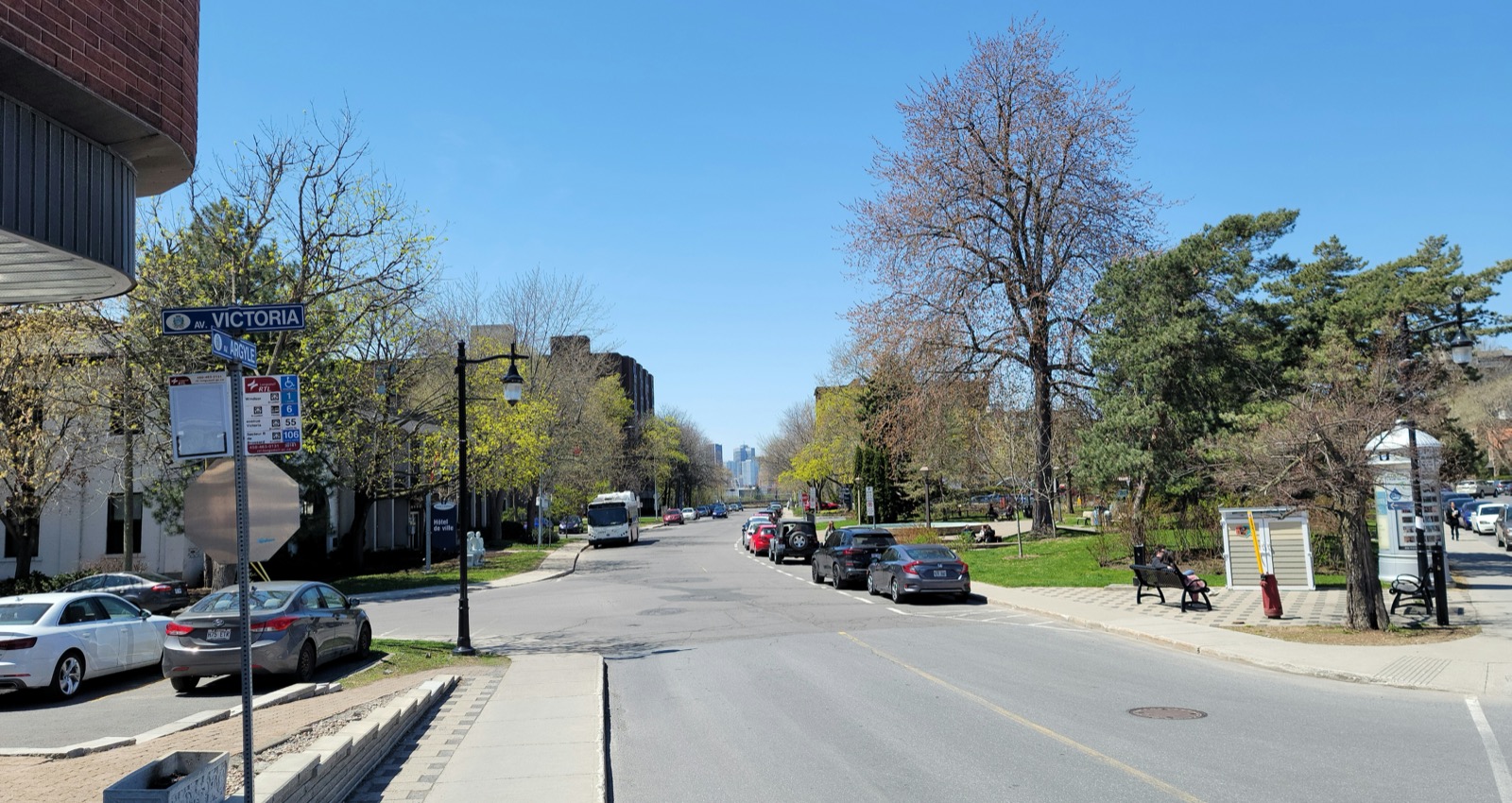 L'avenue Victoria au coin de la rue Argyle, avec le centre-ville de Montréal au loin