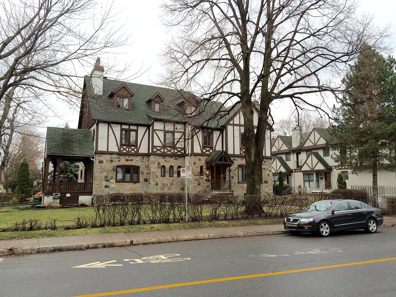 Maisons de brique et de pierre dans un secteur résidentiel de Saint-Laurent