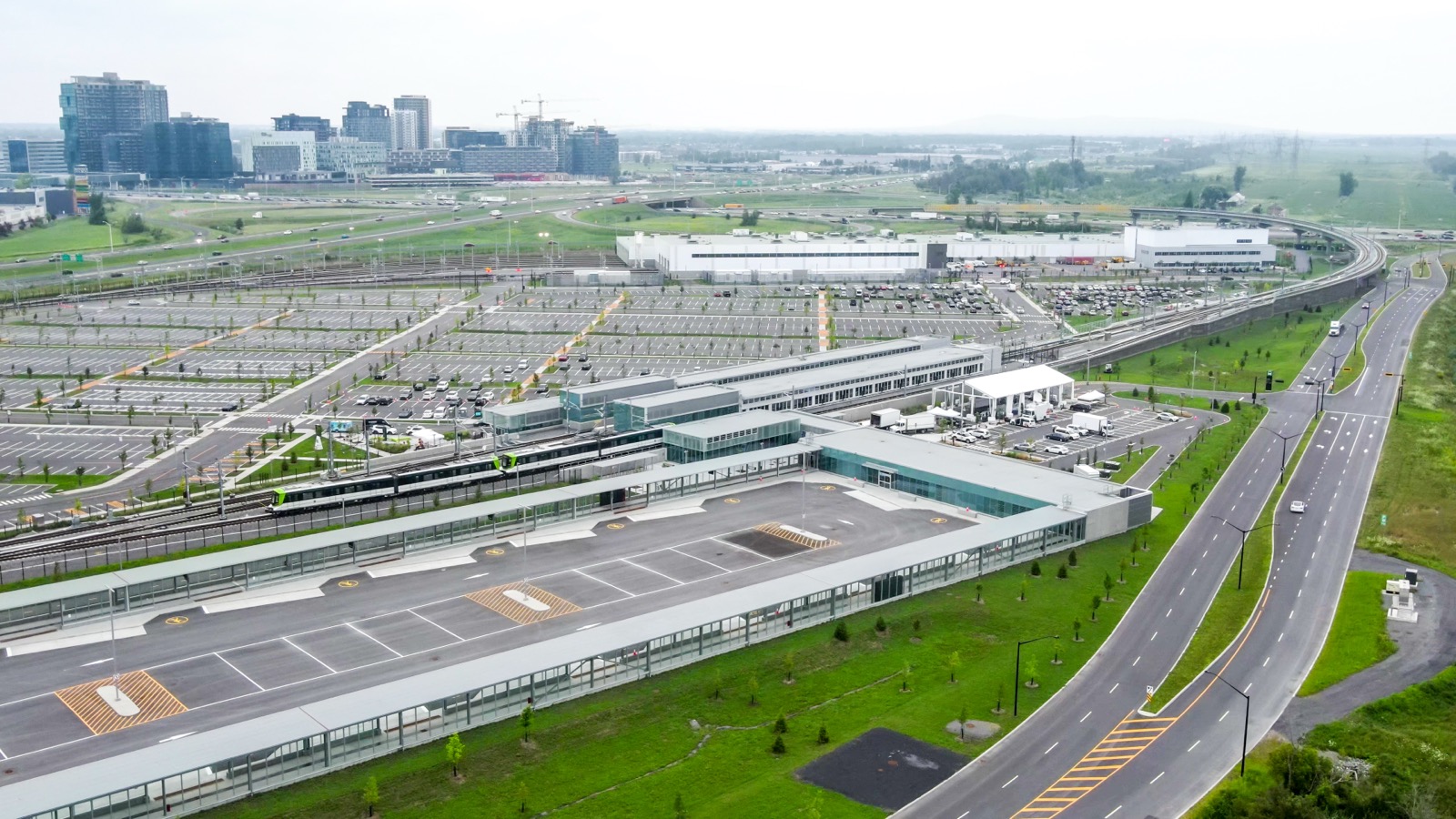 Vue aérienne de la station Brossard du REM, où aboutit la ligne d'autobus express de Saint-Philippe