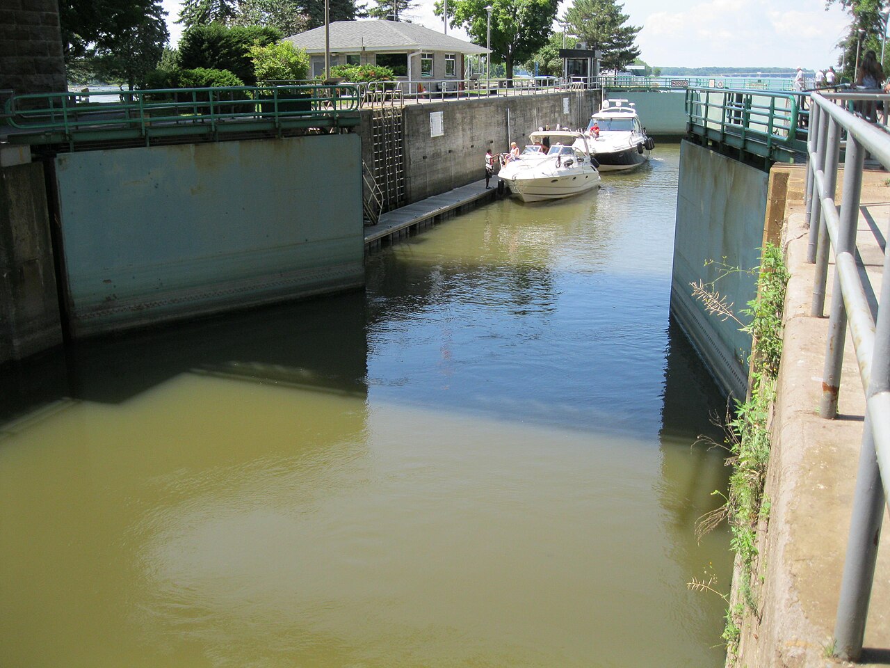L'écluse de Sainte-Anne-de-Bellevue en opération, avec des bateaux de plaisance dans le canal