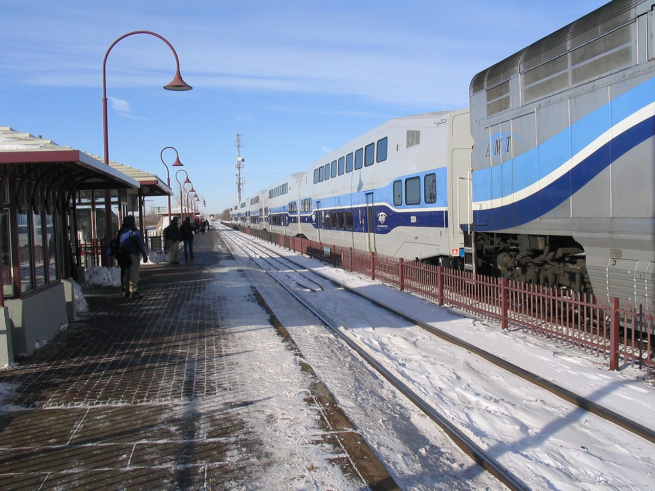 Train de banlieue de la ligne Vaudreuil–Hudson à quai à la gare Sainte-Anne-de-Bellevue, en hiver