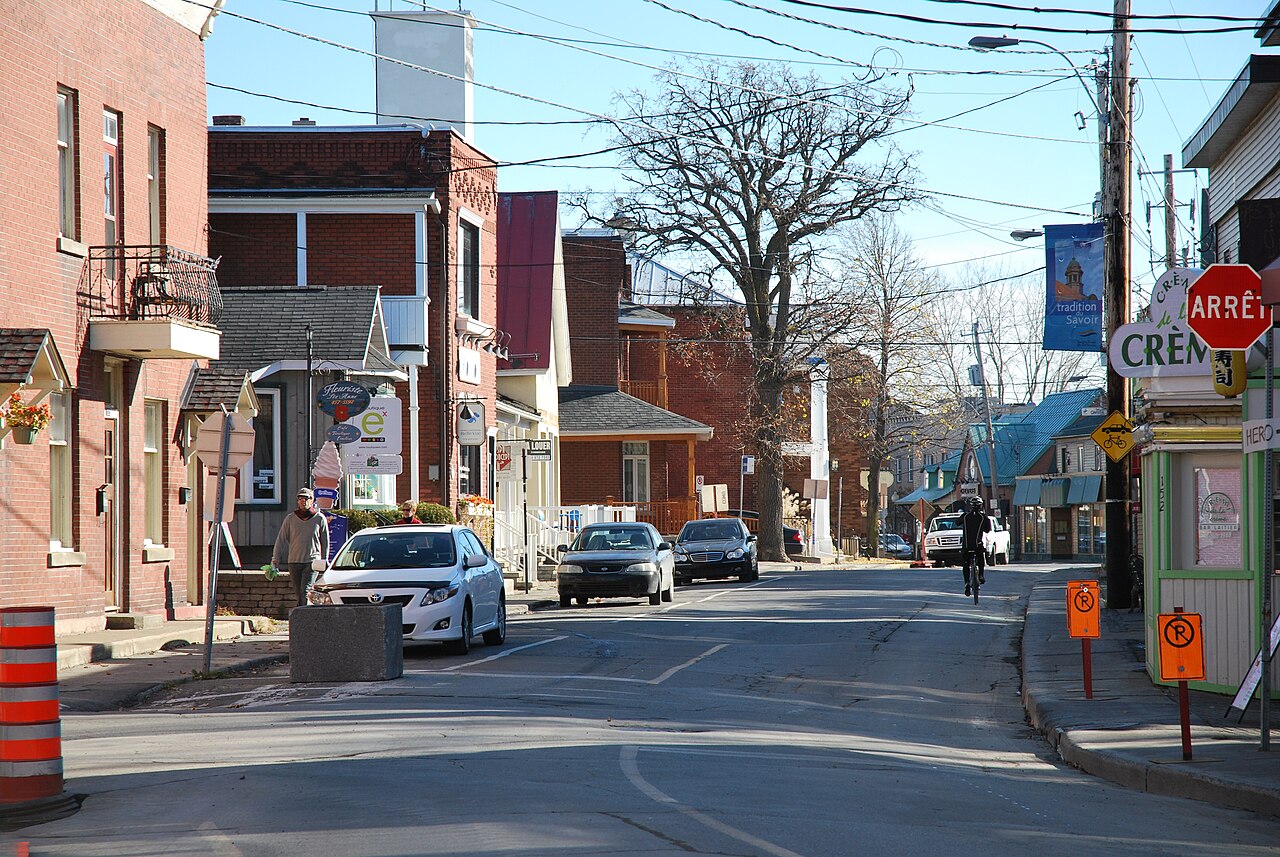La rue Sainte-Anne, rue commerciale du village, avec ses boutiques et restaurants