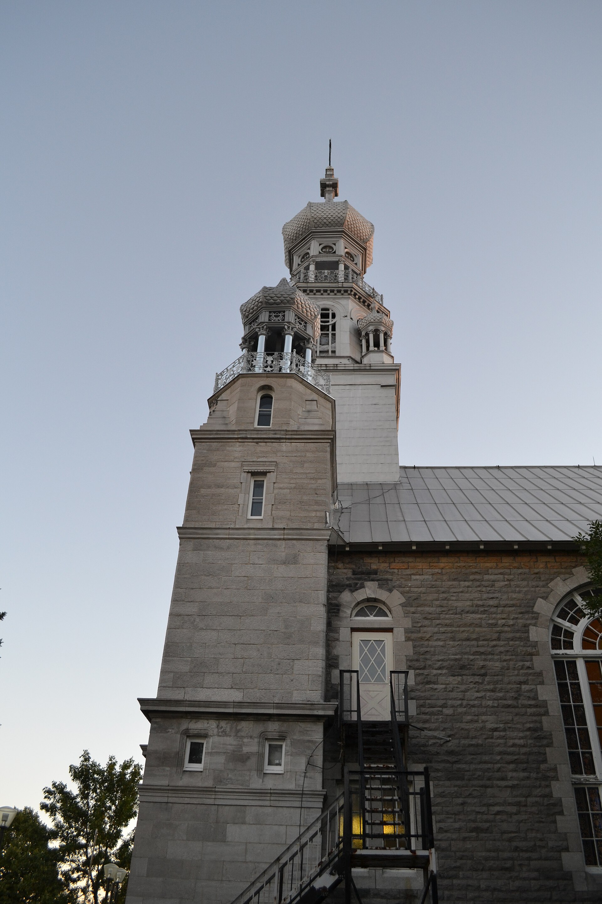 La façade et le clocher de pierre de l'église de Sainte-Anne-des-Plaines